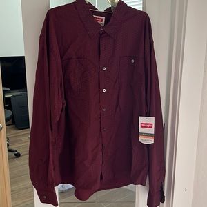 Wrangler flex comfort long sleeve button down shirt in the color of the season!